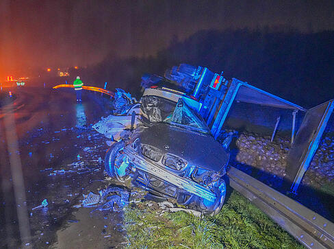 Ein BMW-Fahrer ist bei Kirchardt auf die Gegenfahrbahn geraten und frontal mit einem entgegenkommenden Lkw zusammengestoßen. Ein BMW-Fahrer ist bei Kirchardt auf die Gegenfahrbahn geraten und frontal mit einem entgegenkommenden Lkw zusammengestoßen.