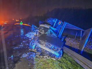 Ein BMW-Fahrer ist bei Kirchardt auf die Gegenfahrbahn geraten und frontal mit einem entgegenkommenden Lkw zusammengestoßen.