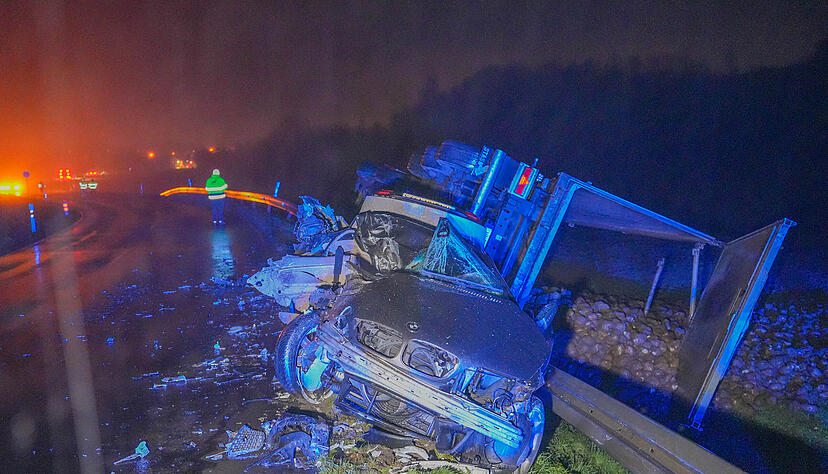 Ein BMW-Fahrer ist bei Kirchardt auf die Gegenfahrbahn geraten und frontal mit einem entgegenkommenden Lkw zusammengestoßen.