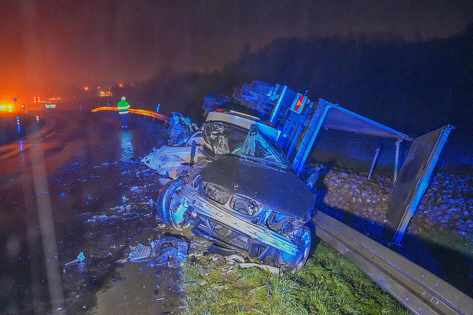 Ein BMW-Fahrer ist bei Kirchardt auf die Gegenfahrbahn geraten und frontal mit einem entgegenkommenden Lkw zusammengestoßen.