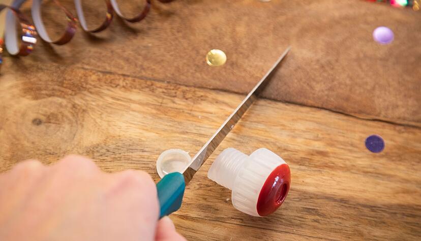 Schritt 1: Die Unterseite des Korkens mit einem Messer abschneiden.