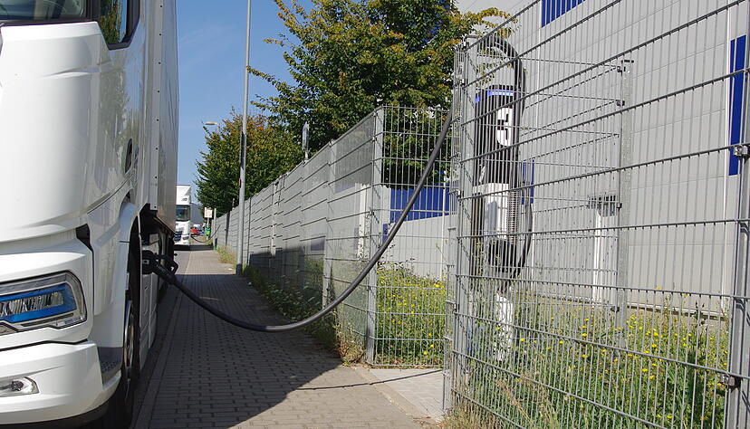 E-Lkw werden h&auml;ufig in Gewerbegebieten aufgeladen. Das muss mit dem Strombedarf der umliegenden Betriebe koordiniert werden.
Foto: Heiko Fritze