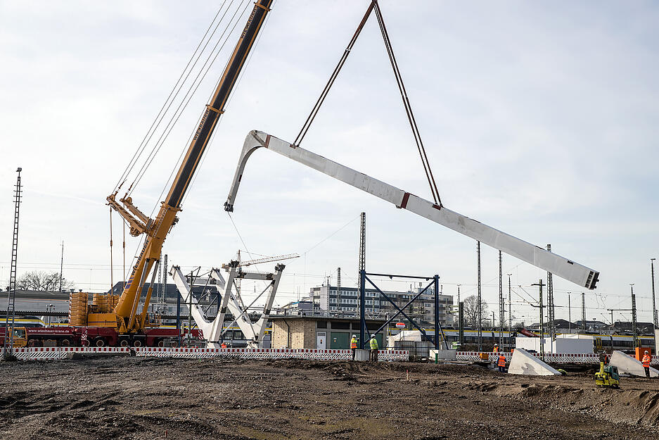 Erste Brückenteile der Buga-Brücke sind eingebaut