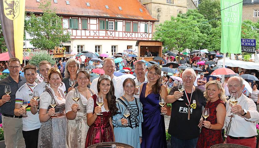 Strahlende Gesichter gab es auf der Bühne bei der Eröffnung des 25. Hohenloher Weindorfs in Öhringen. Auch wenn die Regenschirme gebraucht wurden.