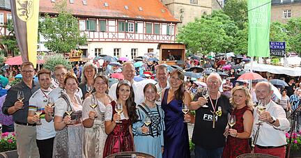 Strahlende Gesichter gab es auf der Bühne bei der Eröffnung des 25. Hohenloher Weindorfs in Öhringen. Auch wenn die Regenschirme gebraucht wurden.
Foto : Ralf Seidel