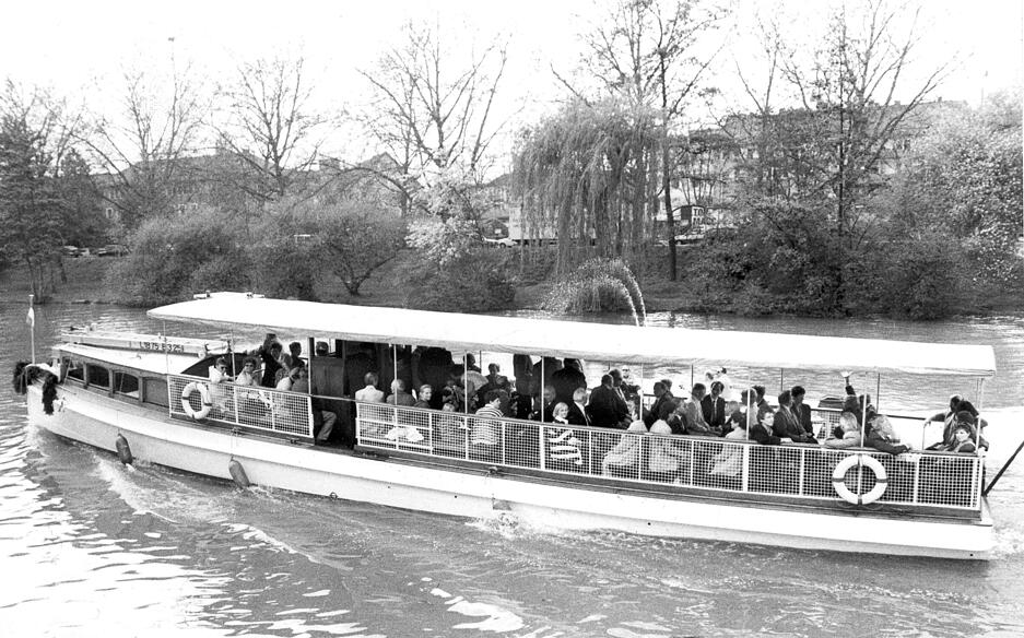Ostern 1994: Das frisch getaufte Passagierschiff Neckarperle nimmt seine täglichen einstündigen Rundfahrten rund um Heilbronn auf.