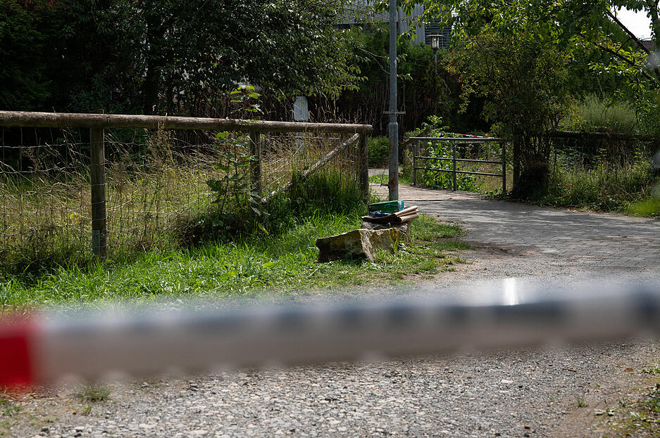 Eine Brücke am Stadtrand von Filderstadt ist hinter Absperrband der Polizei zu sehen. In Filderstadt wurde ein Koffer mit einer Leiche darin unter einer Brücke an einem kleinen Bachlauf gefunden.