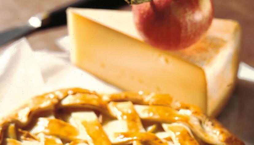 Der Walliser Gemüsekuchen wird vor dem Backen gitterartig mit Teigstreifen belegt und mit Eigelb bepinselt. Der Walliser Gemüsekuchen wird vor dem Backen gitterartig mit Teigstreifen belegt und mit Eigelb bepinselt.