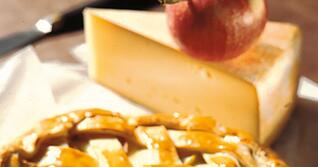 Der Walliser Gem&uuml;sekuchen wird vor dem Backen gitterartig mit Teigstreifen belegt und mit Eigelb bepinselt.