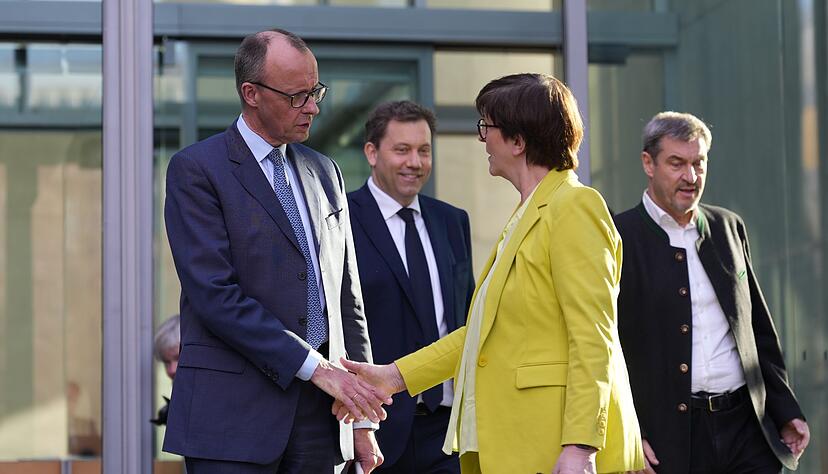 Die Sondierer von Union und SPD haben die Sondierung abgeschlossen und wollen nun detailierte Koalitionsverhandlungen aufnehmen. Die Sondierer von Union und SPD haben die Sondierung abgeschlossen und wollen nun detailierte Koalitionsverhandlungen aufnehmen.