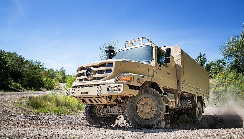 Lastentier in Reinform: Der Mercedes Zetros bringt Güter im militärischen und zivilen Auftrag ans Ziel - auch wenn dieses fernab asphaltierter Routen liegt. Lastentier in Reinform: Der Mercedes Zetros bringt Güter im militärischen und zivilen Auftrag ans Ziel - auch wenn dieses fernab asphaltierter Routen liegt.