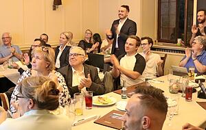 Als die zweite Hochrechnung eingeblendet wird, applaudieren die FDP-Mitglieder um den Kandidaten Valentin Abel (Mitte, stehend). Die Wahlparty lief wie die der SPD im "Goldenen Adler" in Hall.
Foto: Reichert