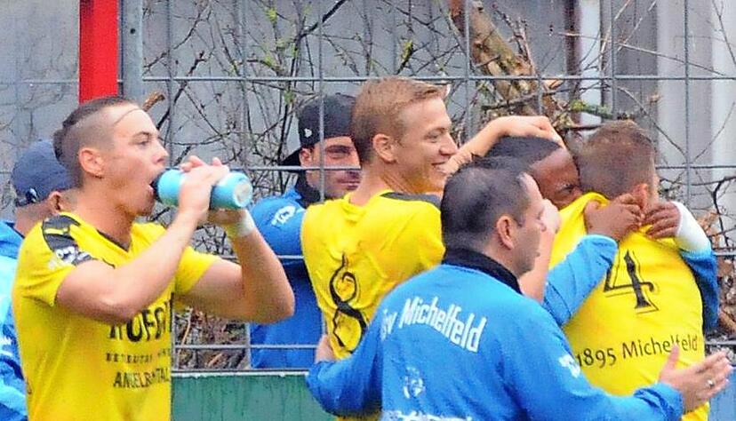 Hoffnung: Der TSV Michelfeld bejubelt das 1:1 durch Medin Dokara. Hoffnung: Der TSV Michelfeld bejubelt das 1:1 durch Medin Dokara.