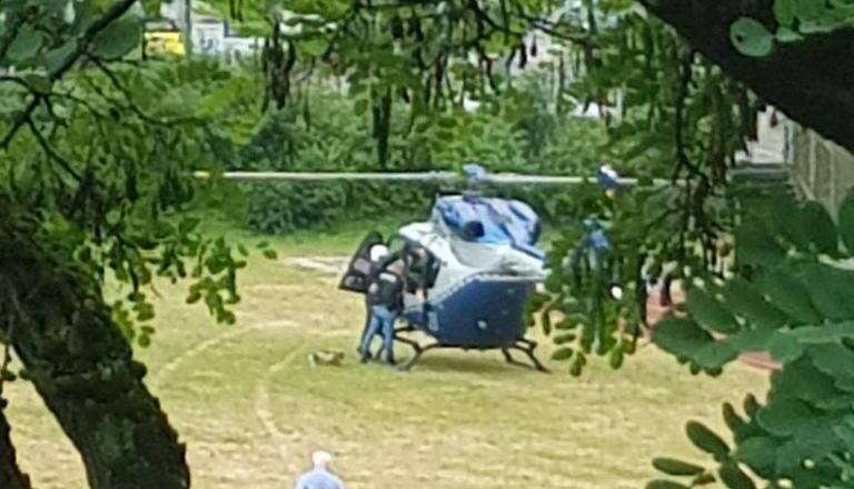 Ein Hubschrauber landet am Mittwochmorgen in Heilbronn beim Friedensplatz. Eine Nachbarin hat die Szene beobachtet. Womöglich wird hier der Angeklagte im Mordfall in die Stadt gebracht, der nach einer angeblich versteckten Leiche suchen soll. Foto: "Ina Va" Ein Hubschrauber landet am Mittwochmorgen in Heilbronn beim Friedensplatz. Eine Nachbarin hat die Szene beobachtet. Womöglich wird hier der Angeklagte im Mordfall in die Stadt gebracht, der nach einer angeblich versteckten Leiche suchen soll. Foto: "Ina Va"