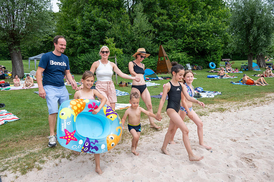 Viele Badegäste suchten eine Abkühlung bei schwül-warmen Temperaturen am Samstag.