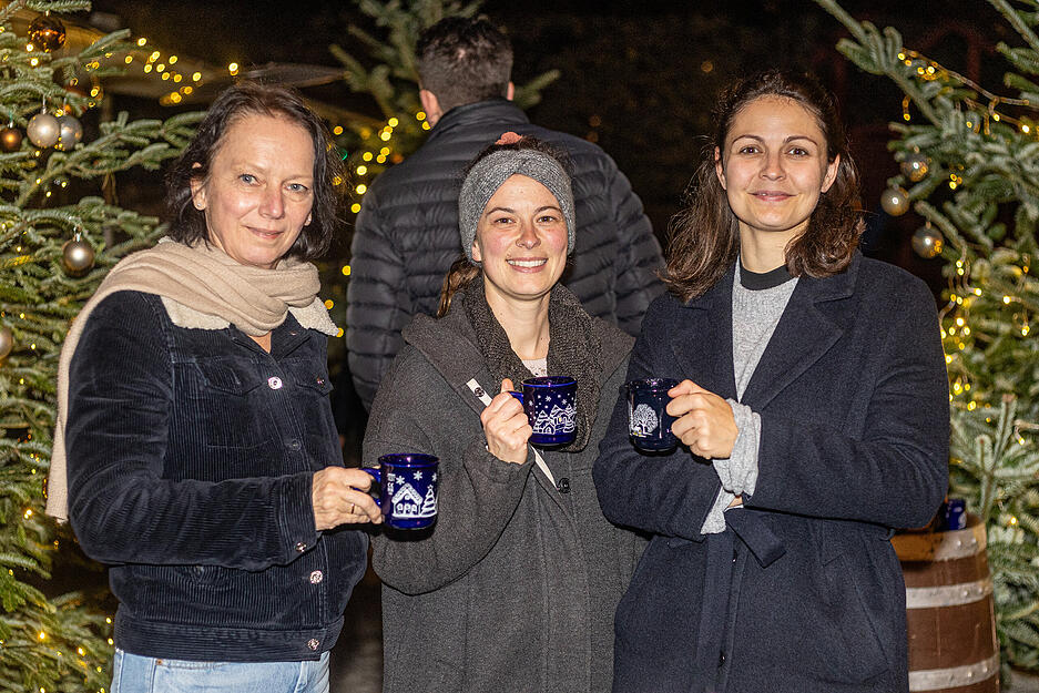 Besucher genießen ihren Glühwein am Trappensee Heilbronn in weihnachtlicher Kulisse. Besucher genießen ihren Glühwein am Trappensee Heilbronn in weihnachtlicher Kulisse.