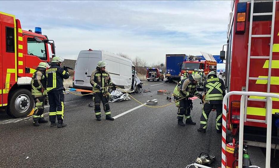 Einsatzkräfte bergen den Verletzten und nehmen den Unfall auf der A6 auf. Deshalb ist die Fahrbahn in Richtung Nürnberg gesperrt. Einsatzkräfte bergen den Verletzten und nehmen den Unfall auf der A6 auf. Deshalb ist die Fahrbahn in Richtung Nürnberg gesperrt.