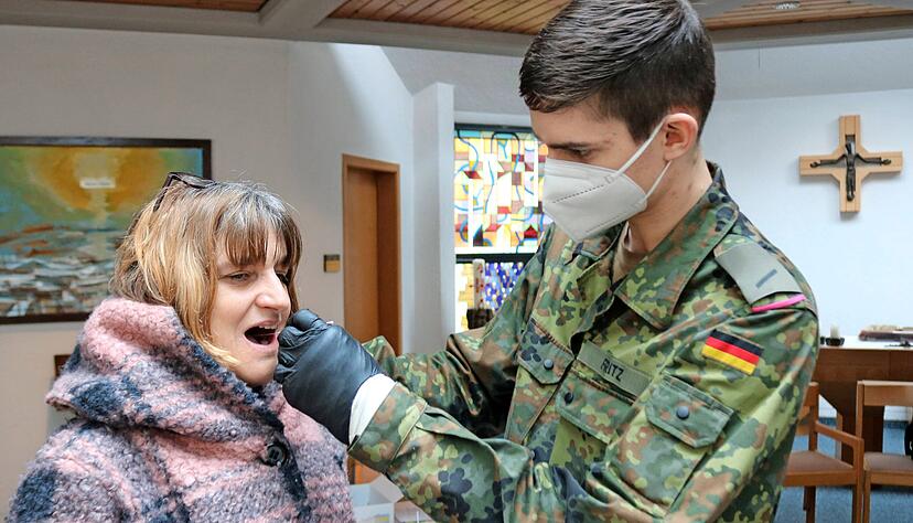 Die Kapelle neben dem Eingang wurde zum Testzentrum umfunktioniert. Jan Fritz empfängt hier seit 27. Januar Besucher und streicht Rachen und Nasen ab. Hier wird Beate Rücker aus Nürnberg getestet, die ihre Mutter Anne besucht.
Fotos: Ralf Reichert Die Kapelle neben dem Eingang wurde zum Testzentrum umfunktioniert. Jan Fritz empfängt hier seit 27. Januar Besucher und streicht Rachen und Nasen ab. Hier wird Beate Rücker aus Nürnberg getestet, die ihre Mutter Anne besucht.
Fotos: Ralf Reichert