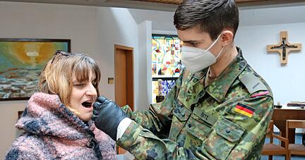 Die Kapelle neben dem Eingang wurde zum Testzentrum umfunktioniert. Jan Fritz empfängt hier seit 27. Januar Besucher und streicht Rachen und Nasen ab. Hier wird Beate Rücker aus Nürnberg getestet, die ihre Mutter Anne besucht.
Fotos: Ralf Reichert Die Kapelle neben dem Eingang wurde zum Testzentrum umfunktioniert. Jan Fritz empfängt hier seit 27. Januar Besucher und streicht Rachen und Nasen ab. Hier wird Beate Rücker aus Nürnberg getestet, die ihre Mutter Anne besucht.
Fotos: Ralf Reichert