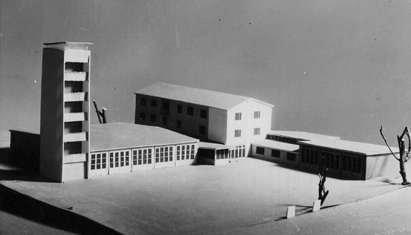 Zusammengestellt von Archiv und Dokumentation der Heilbronner Stimme 
1957: Heilbronn erhält eine neue Feuerwache für eine Million Mark an der Charlottenstraße. Das Modell zeigt links den weithin zu stehenden  Schlauchturm mit den  Übungsbalkonen. Seit April 1971 hat Heilbronn eine Berufsfeuerwehr.