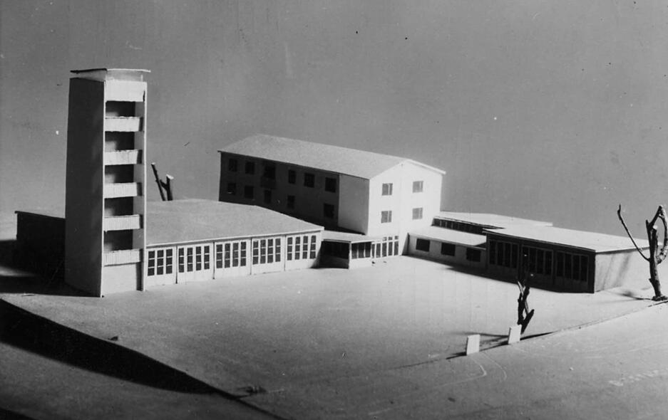 Zusammengestellt von Archiv und Dokumentation der Heilbronner Stimme 
1957: Heilbronn erhält eine neue Feuerwache für eine Million Mark an der Charlottenstraße. Das Modell zeigt links den weithin zu stehenden  Schlauchturm mit den  Übungsbalkonen. Seit April 1971 hat Heilbronn eine Berufsfeuerwehr.