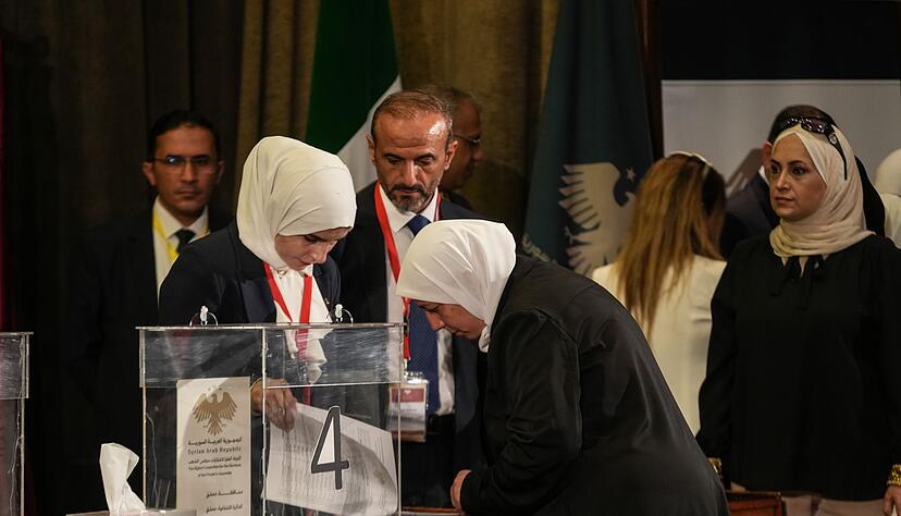 Unterst&uuml;tzer sehen die Wahl als Erfolg im politischen Umbruch in Syrien.