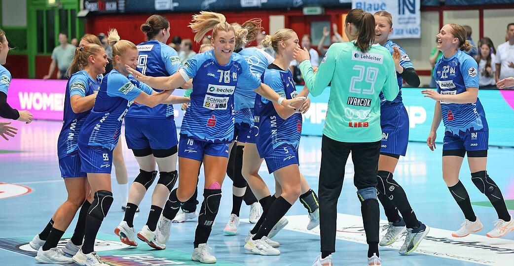 In Feierlaune: Antje Döll (Zweite von links), Paulina Uscinowicz (Nummer 78) und Torhüterin Lena Ivancok jubeln mit ihren Teamkolleginnen über den Sieg.