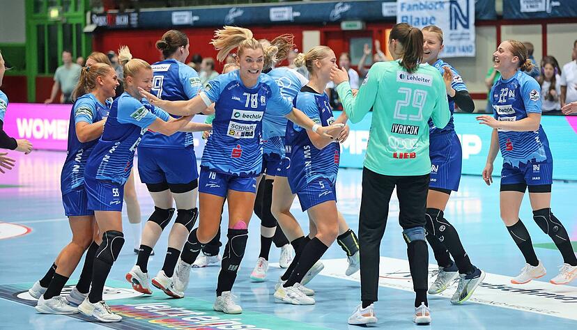 In Feierlaune: Antje Döll (Zweite von links), Paulina Uscinowicz (Nummer 78) und Torhüterin Lena Ivancok jubeln mit ihren Teamkolleginnen über den Sieg.
