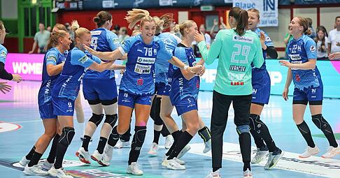 In Feierlaune: Antje Döll (Zweite von links), Paulina Uscinowicz (Nummer 78) und Torhüterin Lena Ivancok jubeln mit ihren Teamkolleginnen über den Sieg.