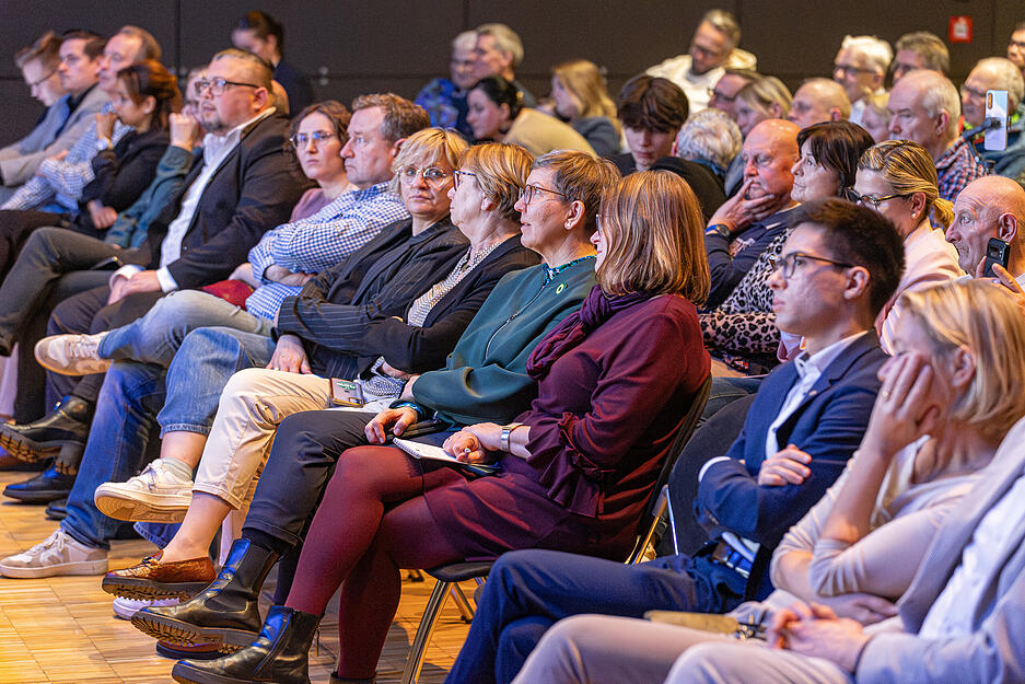 Im Fokus der Diskussion stehen Wirtschaftswachstum und Investitionen im Land.