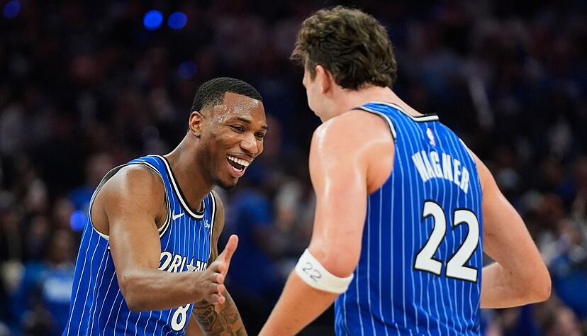 Franz Wagner (r) erzielte f&uuml;r die Orlando Magic als zweitbester Scorer 18 Punkte gegen die Charlotte Hornets.