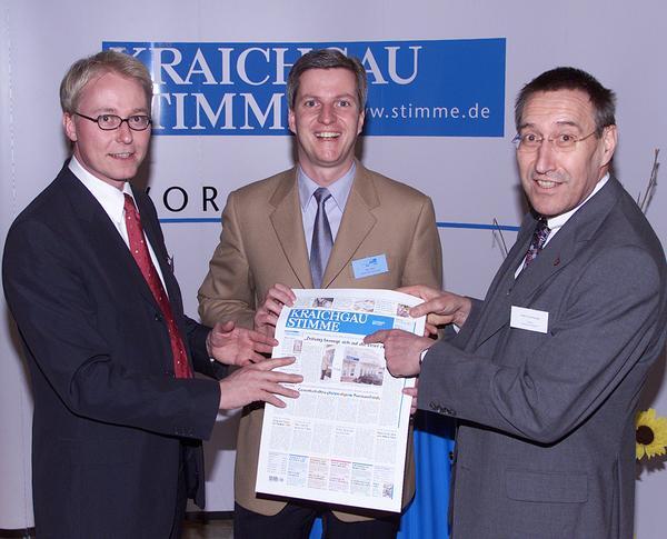 16. Februar 2001: In Eppingen erblickt die Kraichgau Stimme das Licht der Welt. Bei einem Festakt in der Eppinger Alten Universität wird die neue Lokalausgabe der Heilbronner Stimme Kraichgau Stimme vorgestellt. Geschäftsführer Tilmann Distelbarth und KS-Redaktionsleiter, der jetzige Chefredakteur, Uwe Ralf Heer überreichen dem Heilbronner Landrat Klaus Czernuska den ersten Probedruck der Titelseite.
