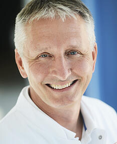 Professor Michael Clarius, Chefarzt der Bad Rappenauer Vulpius-Klinik, verantwortet mit seinem Team jeweils rund 1000 Knie- und Hüftgelenks-Operationen im Jahr. Foto: privat Professor Michael Clarius, Chefarzt der Bad Rappenauer Vulpius-Klinik, verantwortet mit seinem Team jeweils rund 1000 Knie- und Hüftgelenks-Operationen im Jahr. Foto: privat