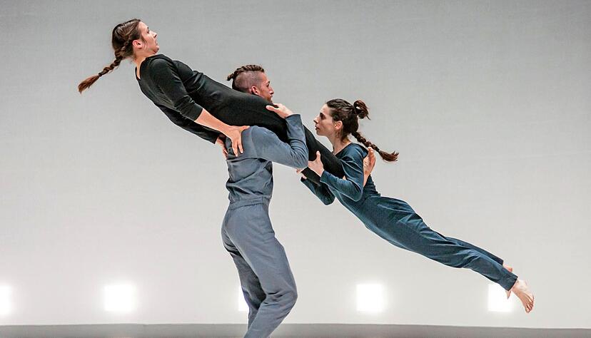 Physisch anspruchsvoll und dabei locker bleiben: Drei der sieben Tänzer der Compagnie von Guy Nader und Maria Campos im endlosen Bewegungsfluss.
Foto: Alfred Mauve