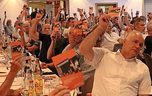 Keinerlei Gegenstimmen gab es bei der Entlastung des Aufsichtsrats und des Vorstands sowie bei den Wahlen zum Aufsichtsrat. Auch dessen Chef Herbert G&ouml;ker, der die vor einem Jahr gescheiterte Fusion eingef&auml;delt hatte, wurde bis 2026 wiedergew&auml;hlt.