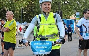 Schlussradlerin Ulrike Langer ist immer beim langsamsten Marathonläufer.