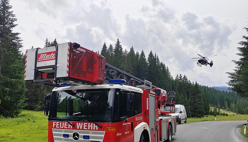 Ein Einsatzfahrzeug der Feuerwehr steht in der N&auml;he der Absturzstelle eines Kleinflugzeugs im Gemeindegebiet von Krimml.