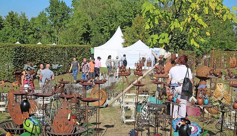 Mitte September können sich nicht nur die Bad Rappenauer Gartenfreunde über die Messe "Garten und Genuss" im Kurpark freuen.
Foto: Archiv/Thorwartl Mitte September können sich nicht nur die Bad Rappenauer Gartenfreunde über die Messe "Garten und Genuss" im Kurpark freuen.
Foto: Archiv/Thorwartl