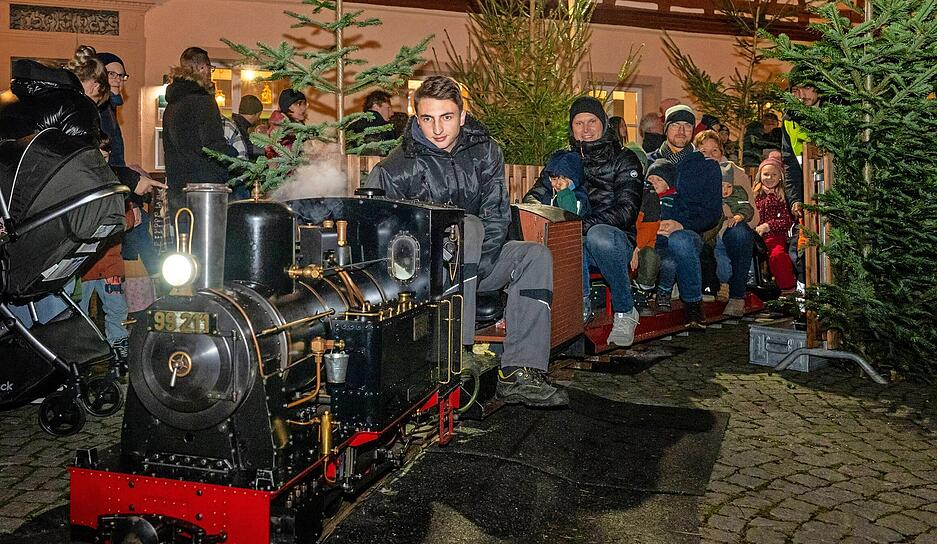 Damit das Bähnle pünktlich zur Eröffnung des Öhringer Weihnachtsmarktes über den Platz dampfen kann, wird es in diesen Tagen zur Probe aufgebaut. Damit das Bähnle pünktlich zur Eröffnung des Öhringer Weihnachtsmarktes über den Platz dampfen kann, wird es in diesen Tagen zur Probe aufgebaut.