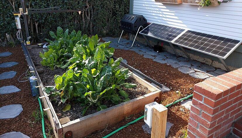 So ähnlich könnte der Farmbot samt automatisch gepflegtem Beet aussehen.
Foto: Farmbot.io/verwendet unter CC BY 4.0 (https://creativecommons.org/licenses/by/4.0/)