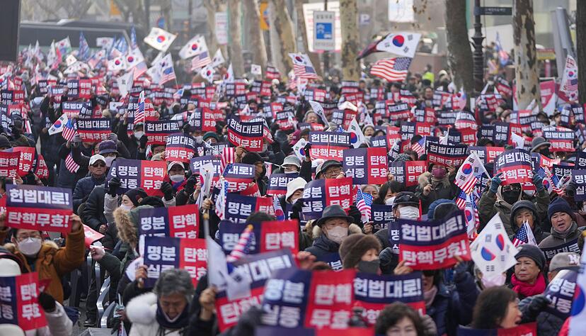 Anh&auml;nger Yoons demonstrierten in der N&auml;he des Verfassungsgerichts.