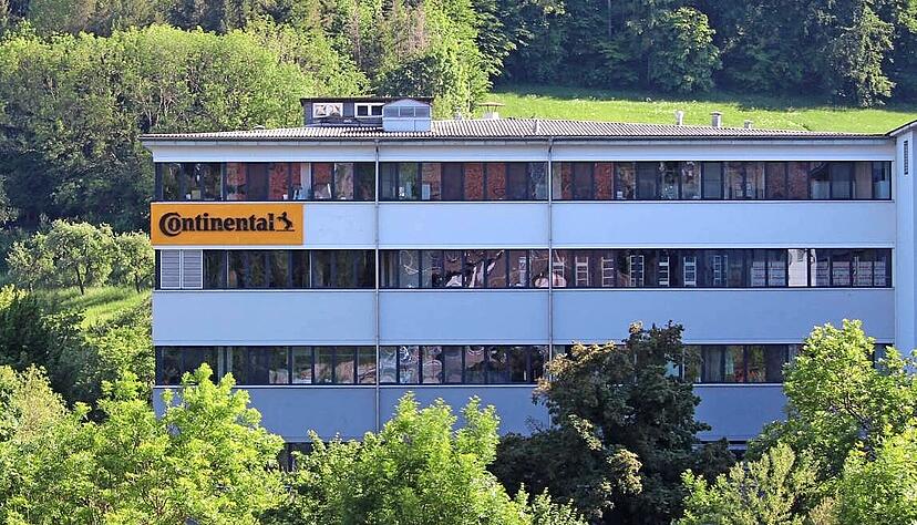 Hier werden Skai und DC-Fix hergestellt: Die alte Konrad Hornschuch AG in Weißbach, die heute zu Continental gehört. Hier werden Skai und DC-Fix hergestellt: Die alte Konrad Hornschuch AG in Weißbach, die heute zu Continental gehört.