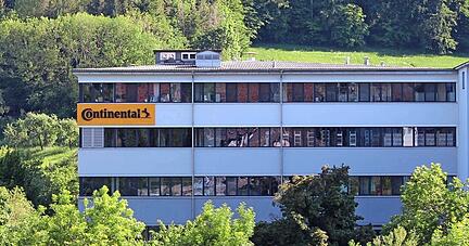 Hier werden Skai und DC-Fix hergestellt: Die alte Konrad Hornschuch AG in Wei&szlig;bach, die heute zu Continental geh&ouml;rt.