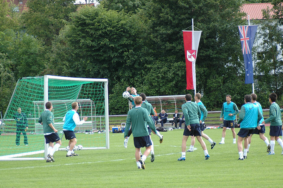 5. Juni 2006:  Kurzfristig setzt Trainer Guus Hiddink abends ein Training im Otto-Meister-Stadion an.