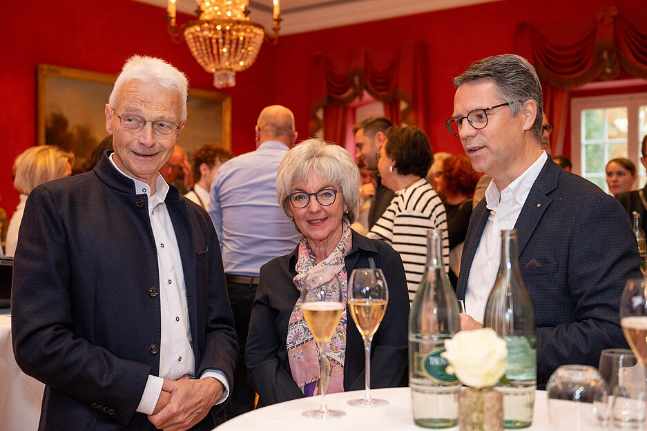 Das neue Kochbuch von Zwei-Sterne-Koch Boris Rommel ist im Verlag der Heilbronner Stimme erschienen. "Zeit zu kochen - Am Tisch mit Familie und Freunden" bietet viele kulinarische Ideen für gesellige Stunden. Das neue Kochbuch von Zwei-Sterne-Koch Boris Rommel ist im Verlag der Heilbronner Stimme erschienen. "Zeit zu kochen - Am Tisch mit Familie und Freunden" bietet viele kulinarische Ideen für gesellige Stunden.