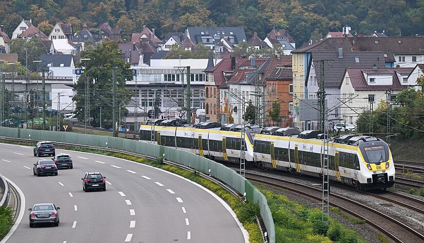 In Straßen, Brücken und Schienen sollen eine Milliarde Euro fließen. (Archivbild) In Straßen, Brücken und Schienen sollen eine Milliarde Euro fließen. (Archivbild)