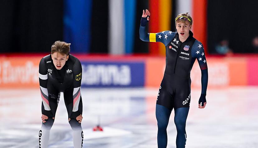 Jordan Stolz jubelt, Finn Sonnekalb (l) ist geschlagen.