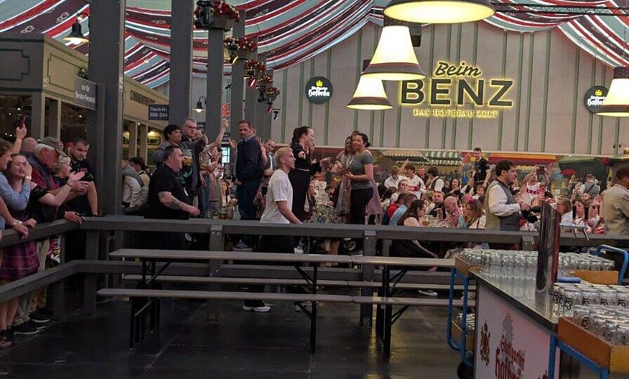 Ermedin Demirovic kam um kurz nach 19 Uhr ins Festzelt.