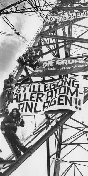 Protest auf dem Strommast gegen GKN in den 80er Jahren: Dazu gehört auch die frühere Grünen-Politikerin Jutta Ditfurth (vorne unten).  Foto: HSt-Archiv