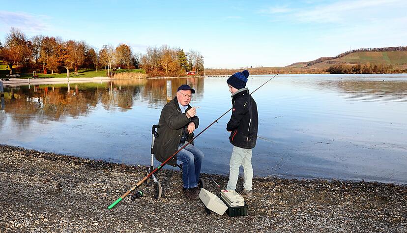 Otto Schlepp aus Lehrensteinsfeld beim Angeln mit Enkel Jakob. Der Rentner erinnert sich noch an die Zeit, als es den Breitenauer See gar nicht gab.
Foto: Ralf Seidel